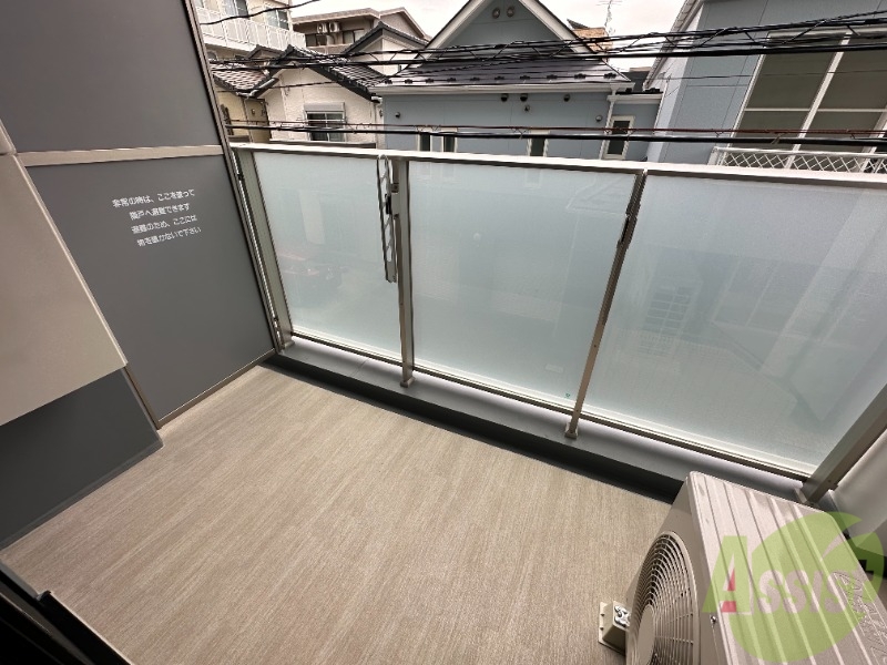 バルコニー　バルコニーは洗濯物を干すのに十分な広さがありますね。