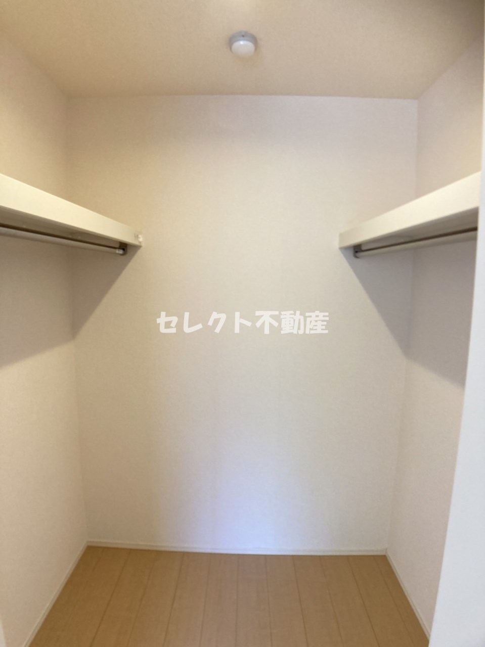 収納　グランソレイユ A棟　ウォークインクローゼットで床がフラット