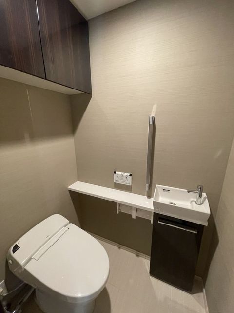 トイレ　手洗いカウンター付