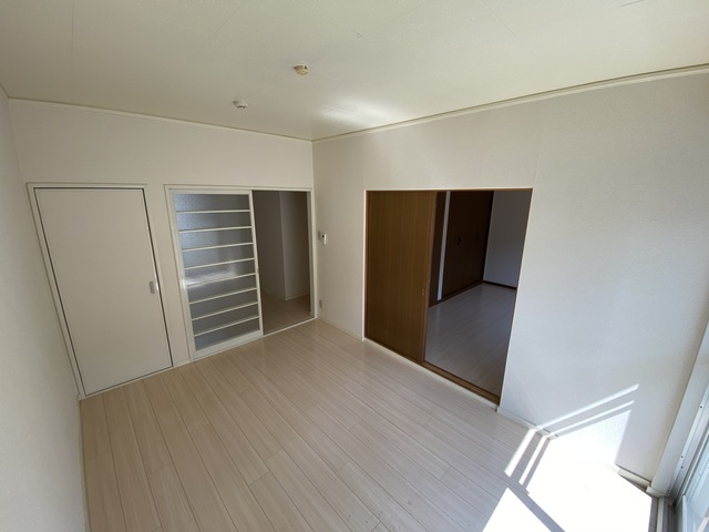 居室・リビング　日が差し込む明るいお部屋です。