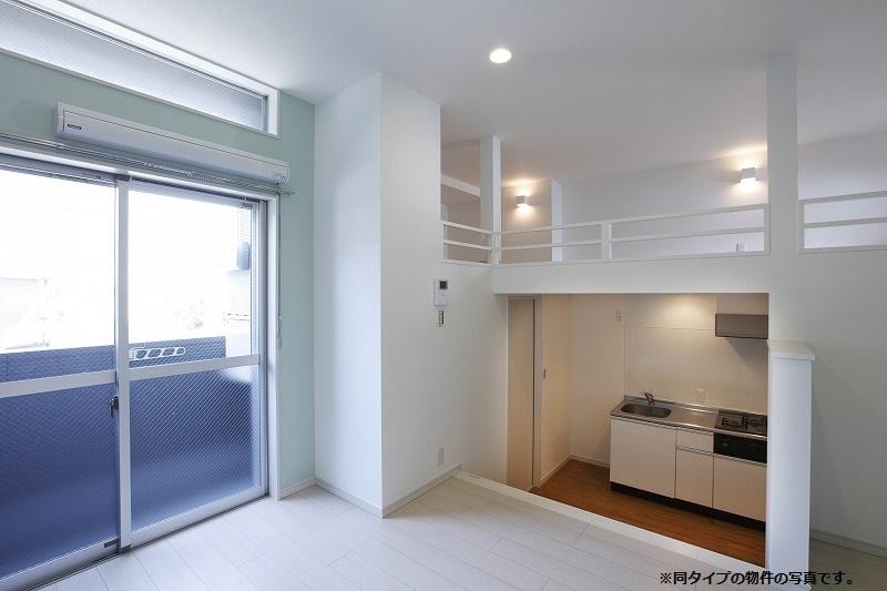 居室・リビング　日当たり良好明るいお部屋で気分もあがりますね♪