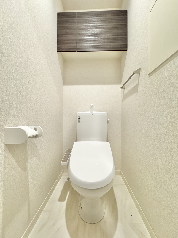 トイレ　白を基調とした清潔感のある空間です　※１０２号室の参考画像で