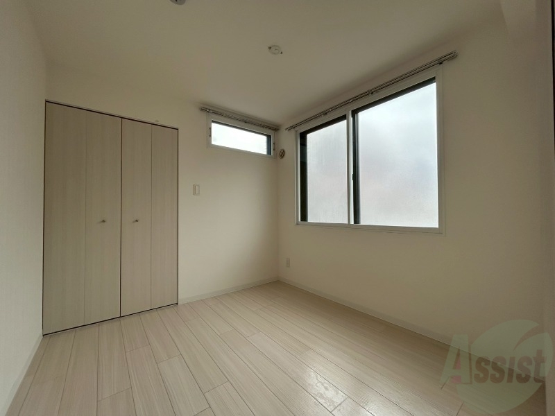その他部屋・スペース　寝室はこちらです。光が差し込む、温かみのあるお部屋です。