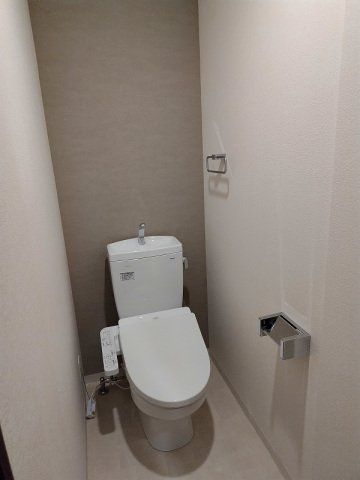 トイレ　温水洗浄便座付きのトイレです。