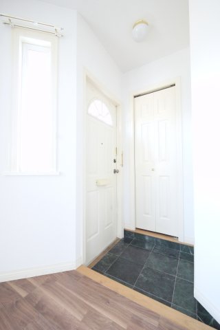 玄関　※写真は別の部屋のものです。