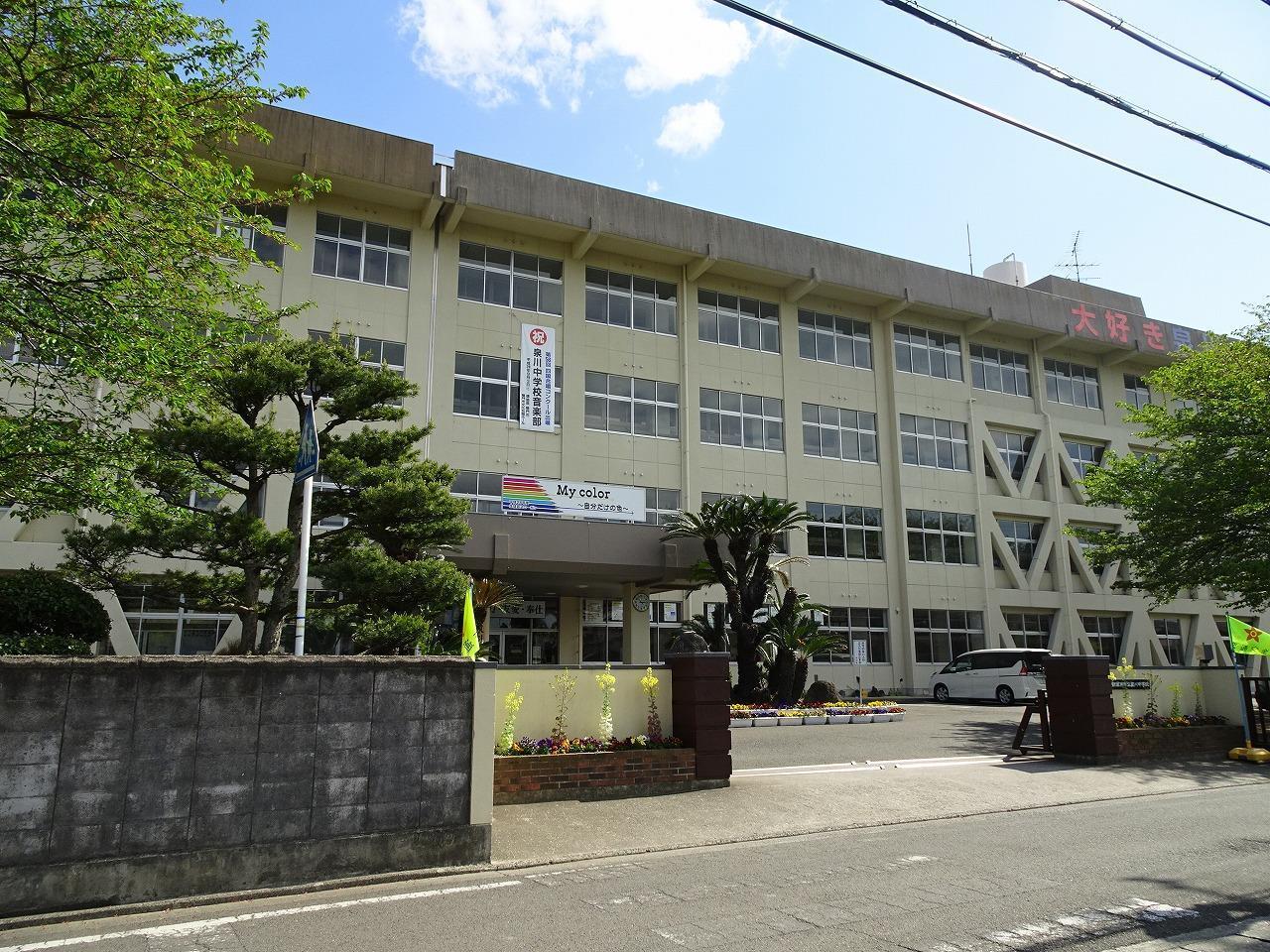 中学校　新居浜市立泉川中学校（中学校）まで734m