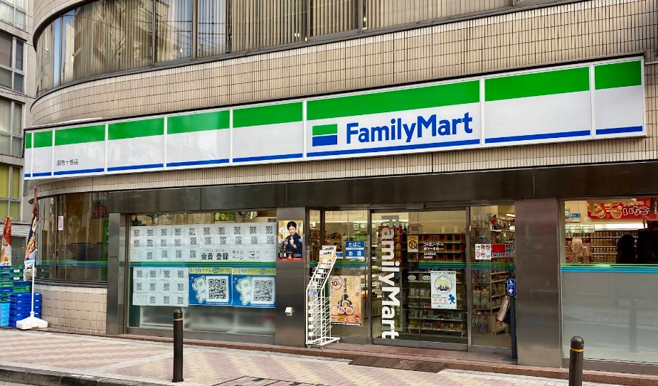 コンビニ　ファミリーマート麻布十番店（コンビニ）まで74m