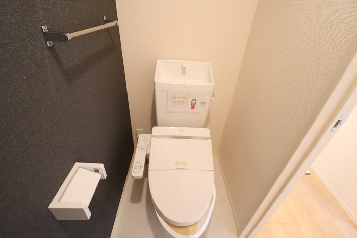その他　もちろん温水洗浄暖房便座です（デザインクロス仕様）