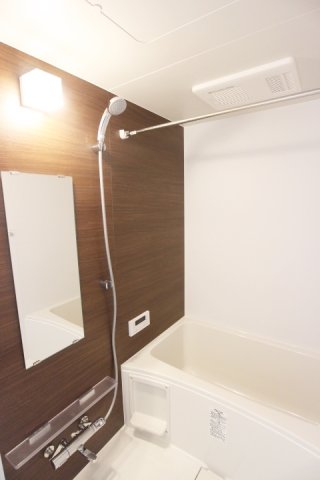 バス・シャワールーム　追い焚き・浴室乾燥機付きのお風呂です♪