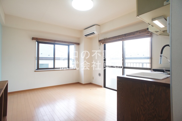 居室・リビング　２面採光なので、明るく風通しのよい過ごしやすいお部屋です♪
