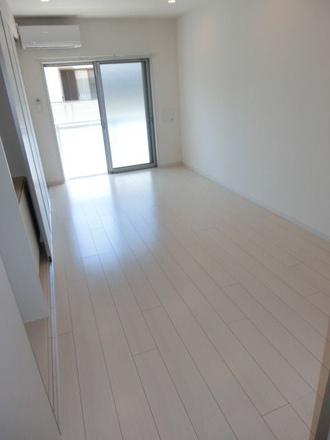 居室・リビング　明るいホワイトフローリング