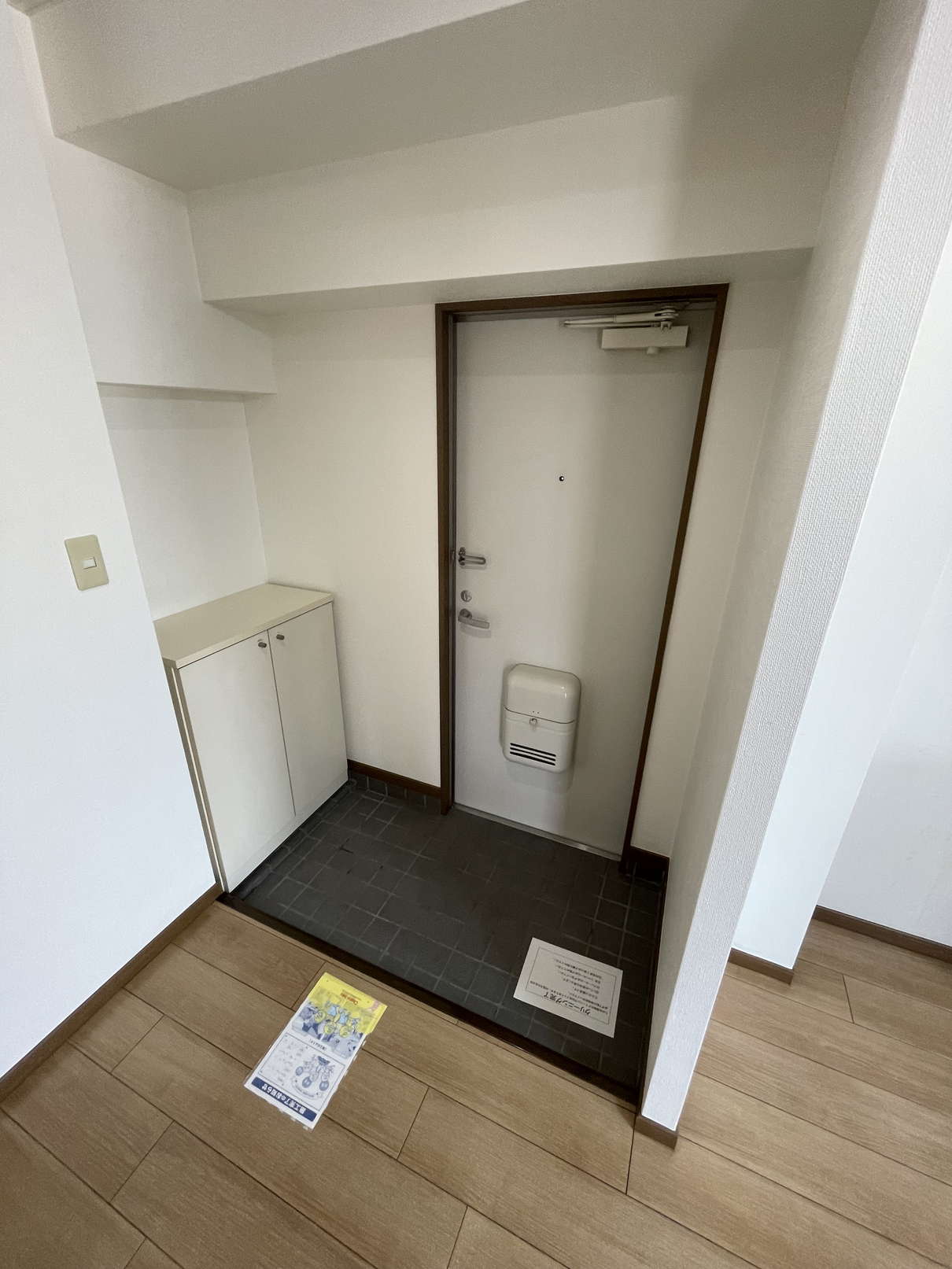 玄関　※同物件別号室の参考写真です。