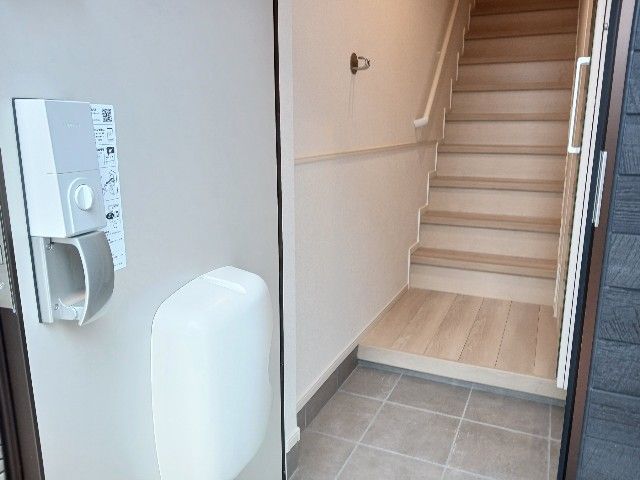 地下鉄東山線 高畑駅 バス乗車時間：35分 最寄りバス停で下車 徒歩6分 2階建 築1年の玄関写真