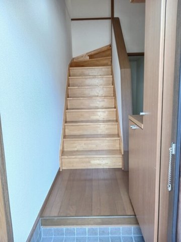 伊豆箱根大雄山線 岩原駅 徒歩5分 2階建 築27年の玄関写真