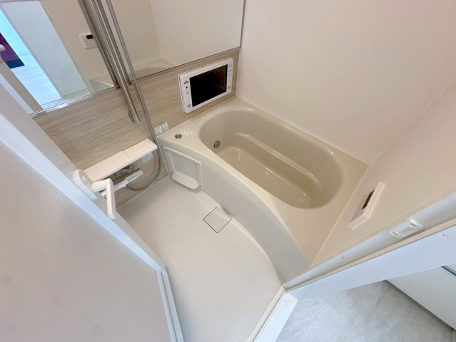 バス・シャワールーム　広めのお風呂は一日の疲れを癒してくれます。