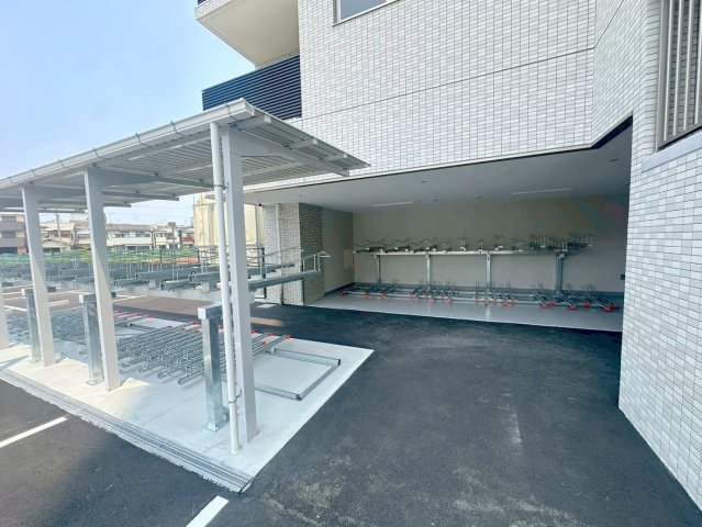 駐車場　敷地内には入居者専用の駐輪スペースもあります。