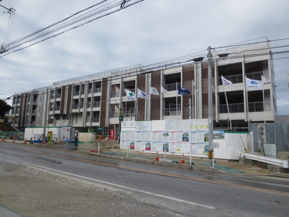 中学校　那覇市立小禄中学校（中学校）まで713m