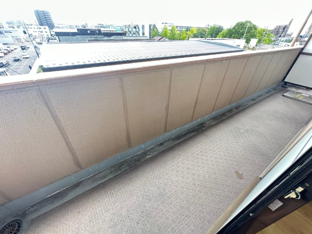 バルコニー　陽当たりの良いベランダ