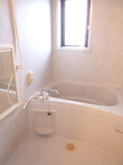 バス・シャワールーム　コンパクトで使いやすいお風呂です