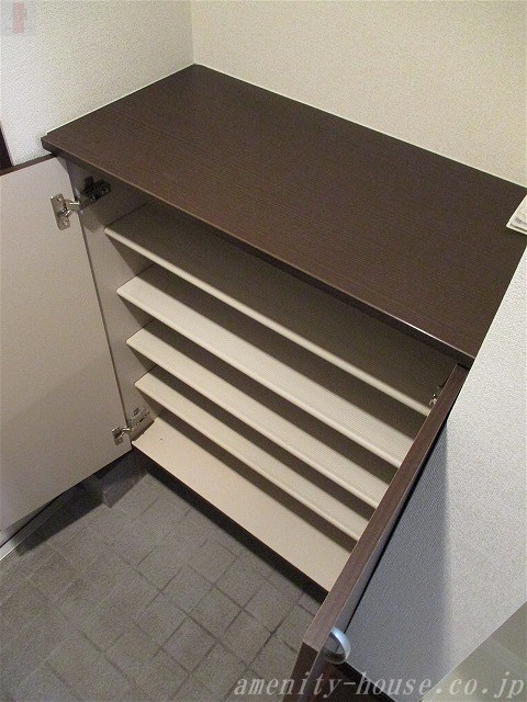 玄関　●玄関には下駄箱あります♪