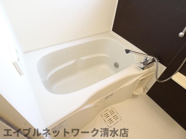 バス・シャワールーム　落ち着いた空間のお風呂です