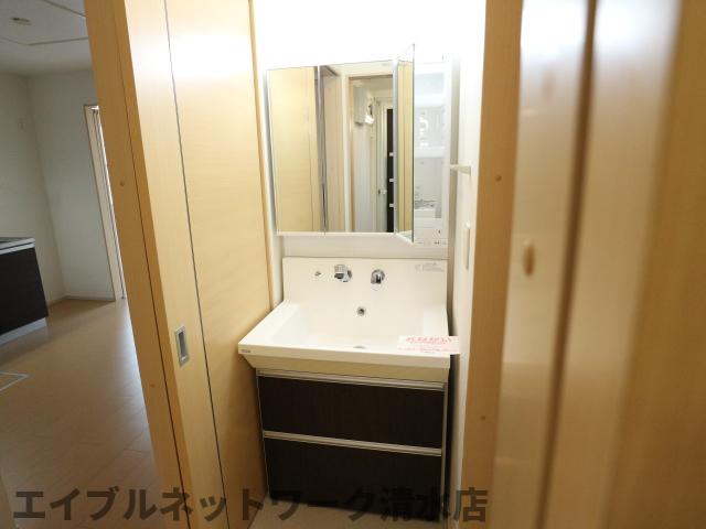 洗面設備　明るい洗面所です