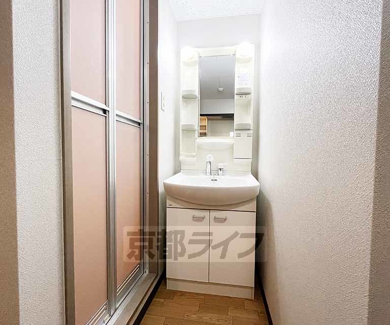 洗面設備　忙しい朝に嬉しい独立洗面台を完備しています。