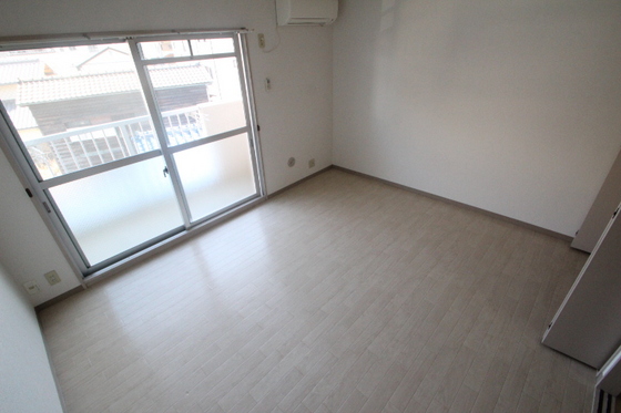 居室・リビング　※別号室の写真です