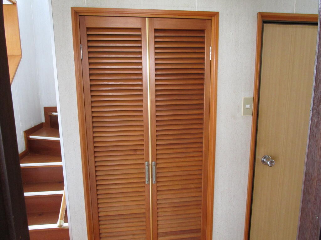 その他　階段周り収納有