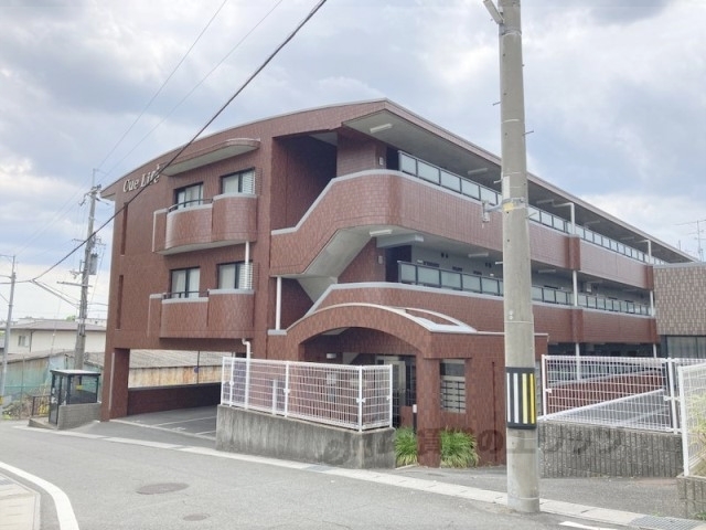 【八幡市男山松里のマンションの建物外観】