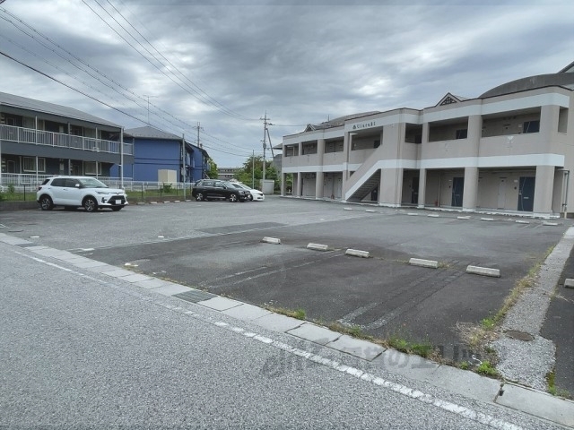 【彦根市野瀬町のアパートの駐車場】