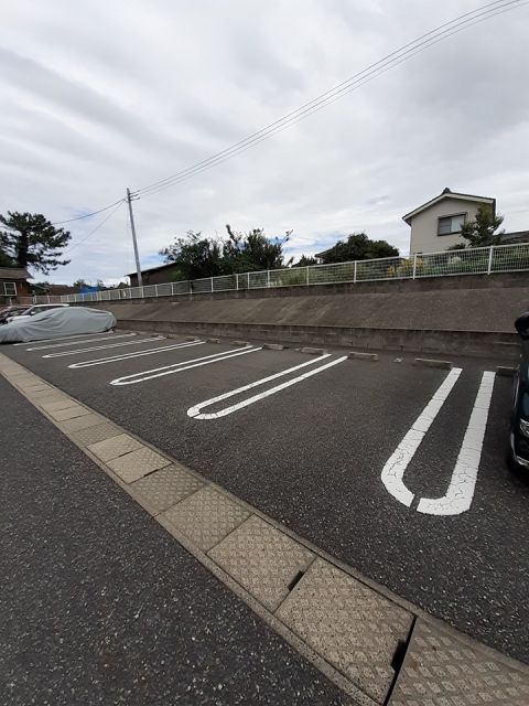 【北蒲原郡聖籠町大字網代浜のアパートの駐車場】