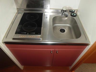 キッチン　フラットタイプの電気コンロ付ミニキッチン。