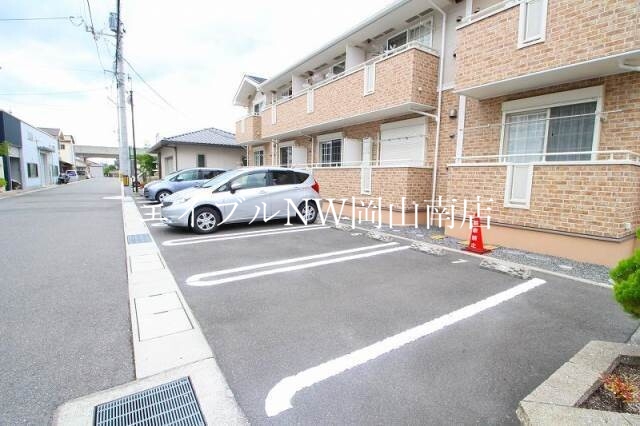 【岡山市北区大供本町のアパートの駐車場】