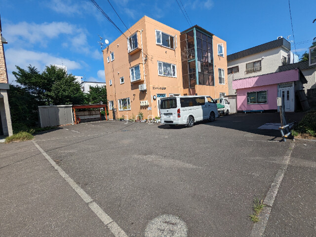 【札幌市西区西野二条のマンションの駐車場】