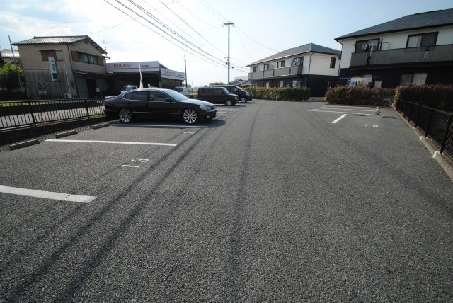 【セジュールシャンスII B棟の駐車場】