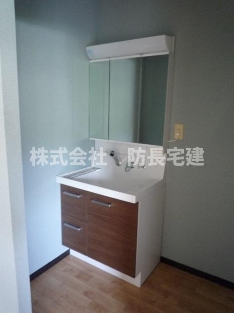 洗面設備　独立洗面台あり、毎朝おしゃれに忙しい女性の方におすすめです