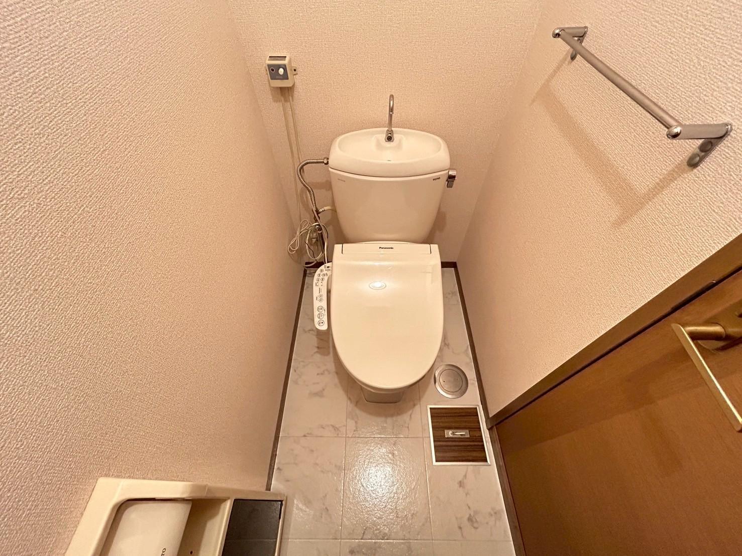 トイレ　温水洗浄暖房便座付トイレ