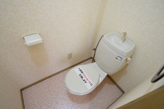トイレ　トイレは入居時に温水洗浄便座へと変わります…！