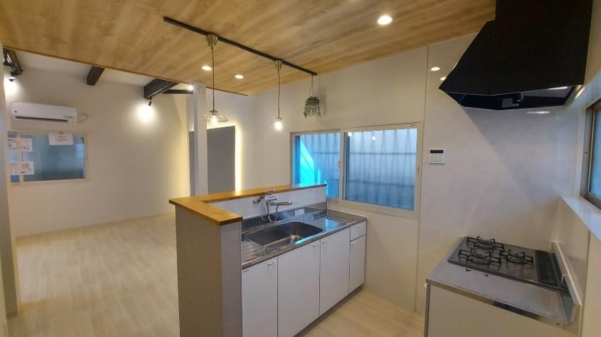 キッチン　シャワー付混合水栓、グリル付三口コンロ、照明付き換気扇