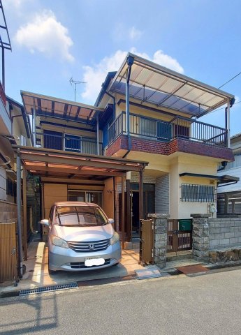 建物外観　駐車場に立水栓、ペットの足も洗えます。