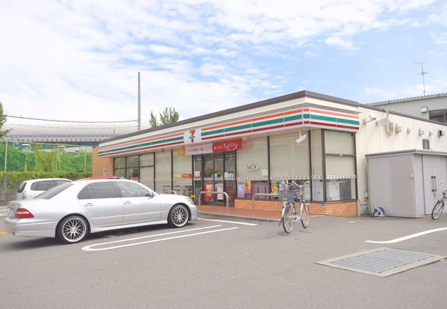 コンビニ　セブンイレブン寝屋川萱島東3丁目店（コンビニ）まで321m