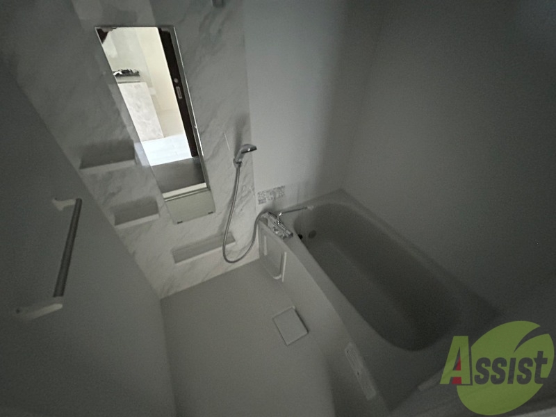 バス・シャワールーム　足を延ばして入れそうな浴槽です。一日の疲れを癒しましょう。