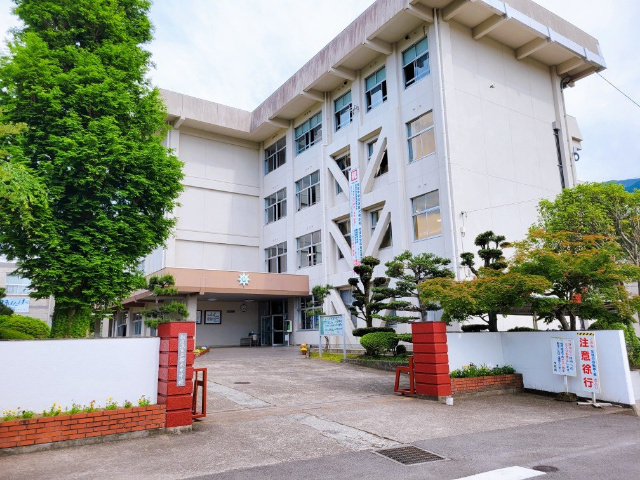 中学校　新居浜市立船木中学校（中学校）まで865m