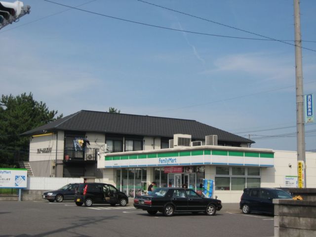 コンビニ　ファミリーマート（コンビニ）まで640m