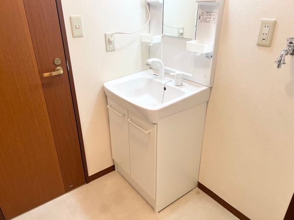 洗面設備　忙しい朝にうれしい洗髪洗面化粧台付♪