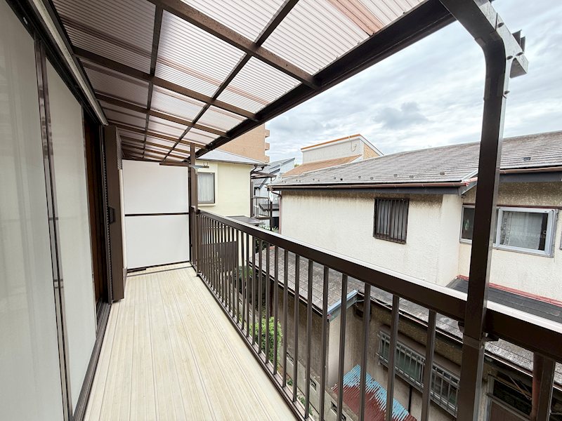 バルコニー　ちょっとした雨でも洗濯物が濡れにくいですね。