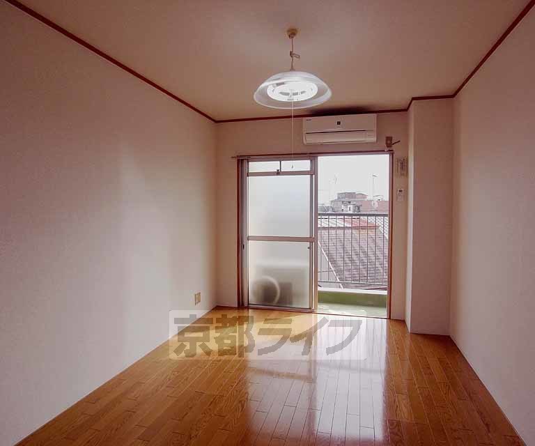 居室・リビング　コンパクトな住み安そうな部屋です。