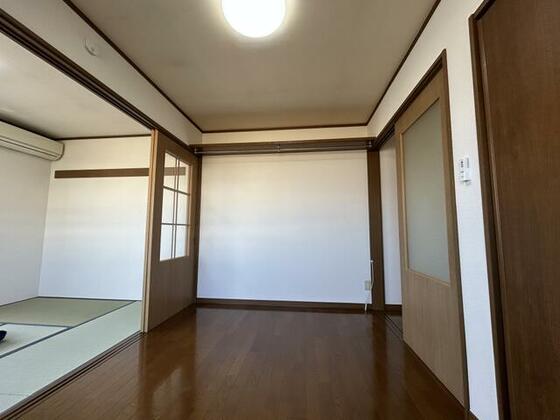 その他部屋・スペース　洋室５．３帖　ハンガーパイプがついて洋服がたくさん掛けられま