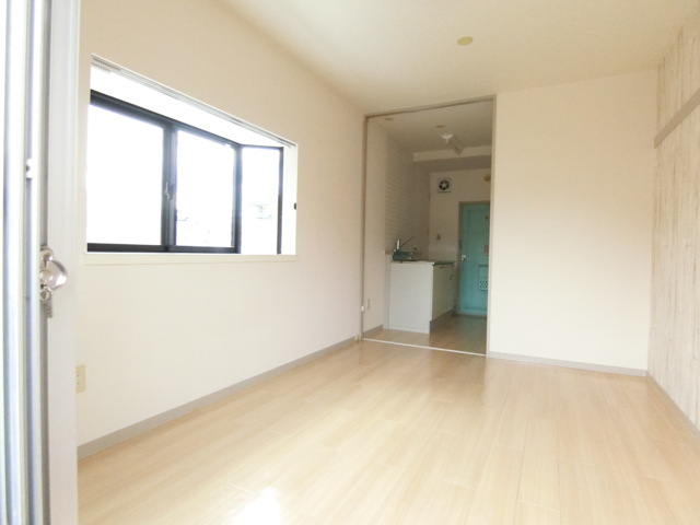 その他部屋・スペース　角部屋のため出窓付いてます！